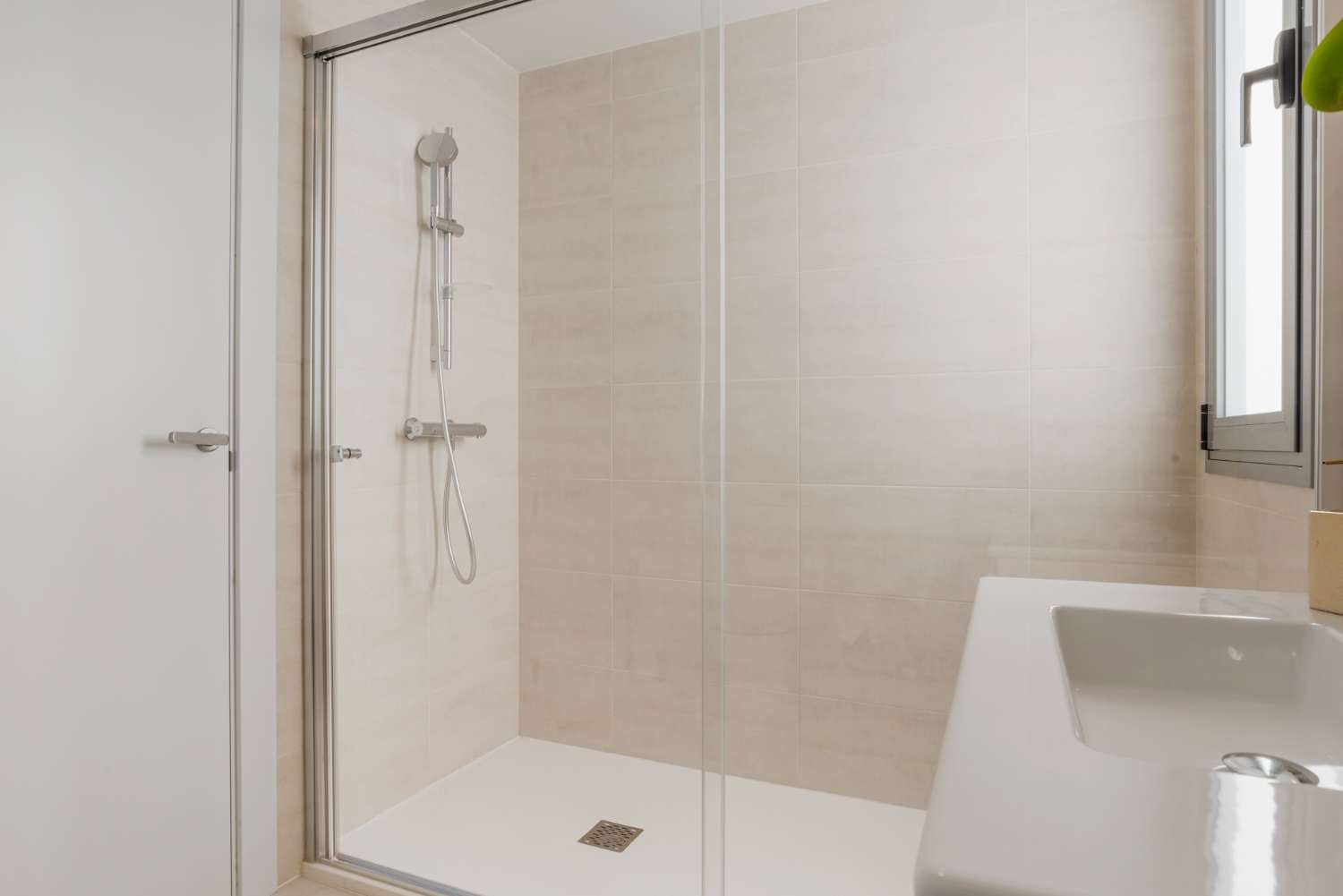 Modernes und geräumiges Penthouse mit 2 Schlafzimmern im Vanian Green Village – Urb. Selwo, Estepona-Costa del Sol