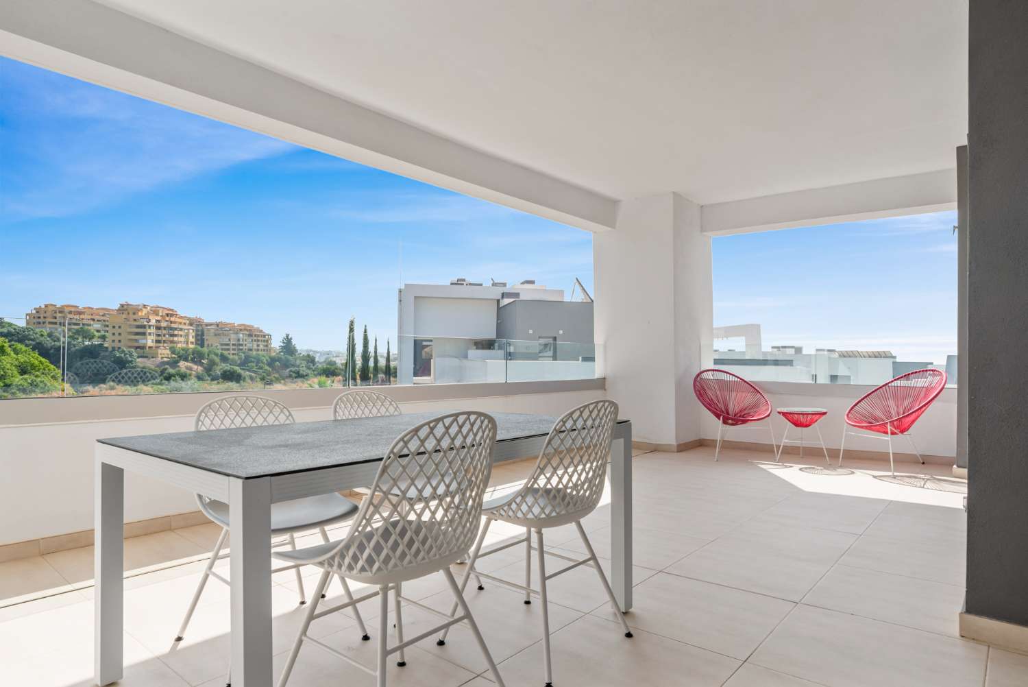 Modernes und geräumiges Penthouse mit 2 Schlafzimmern im Vanian Green Village – Urb. Selwo, Estepona-Costa del Sol