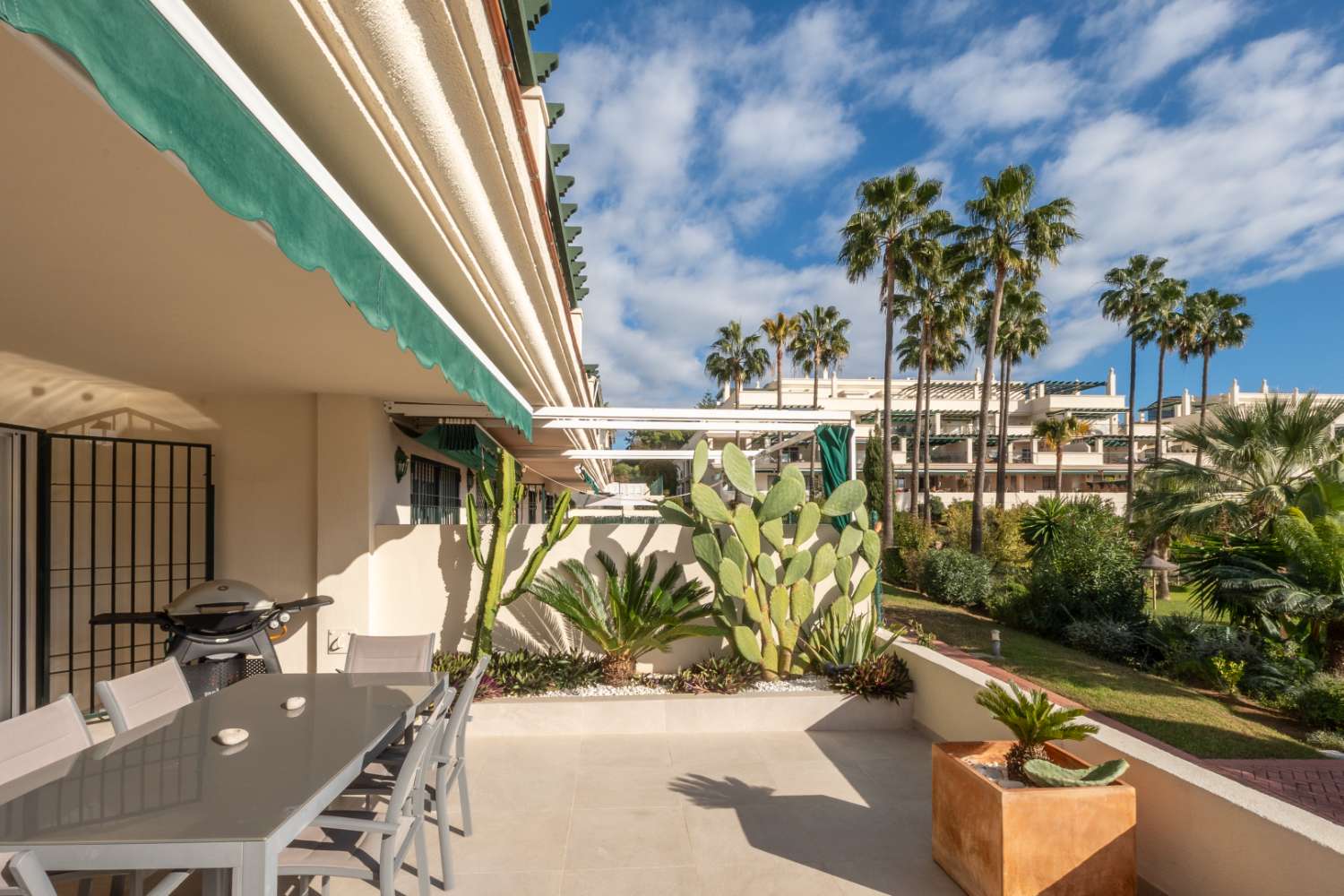 Volledig gerenoveerd luxe appartement in Lorcrimar, Nueva Andalucía