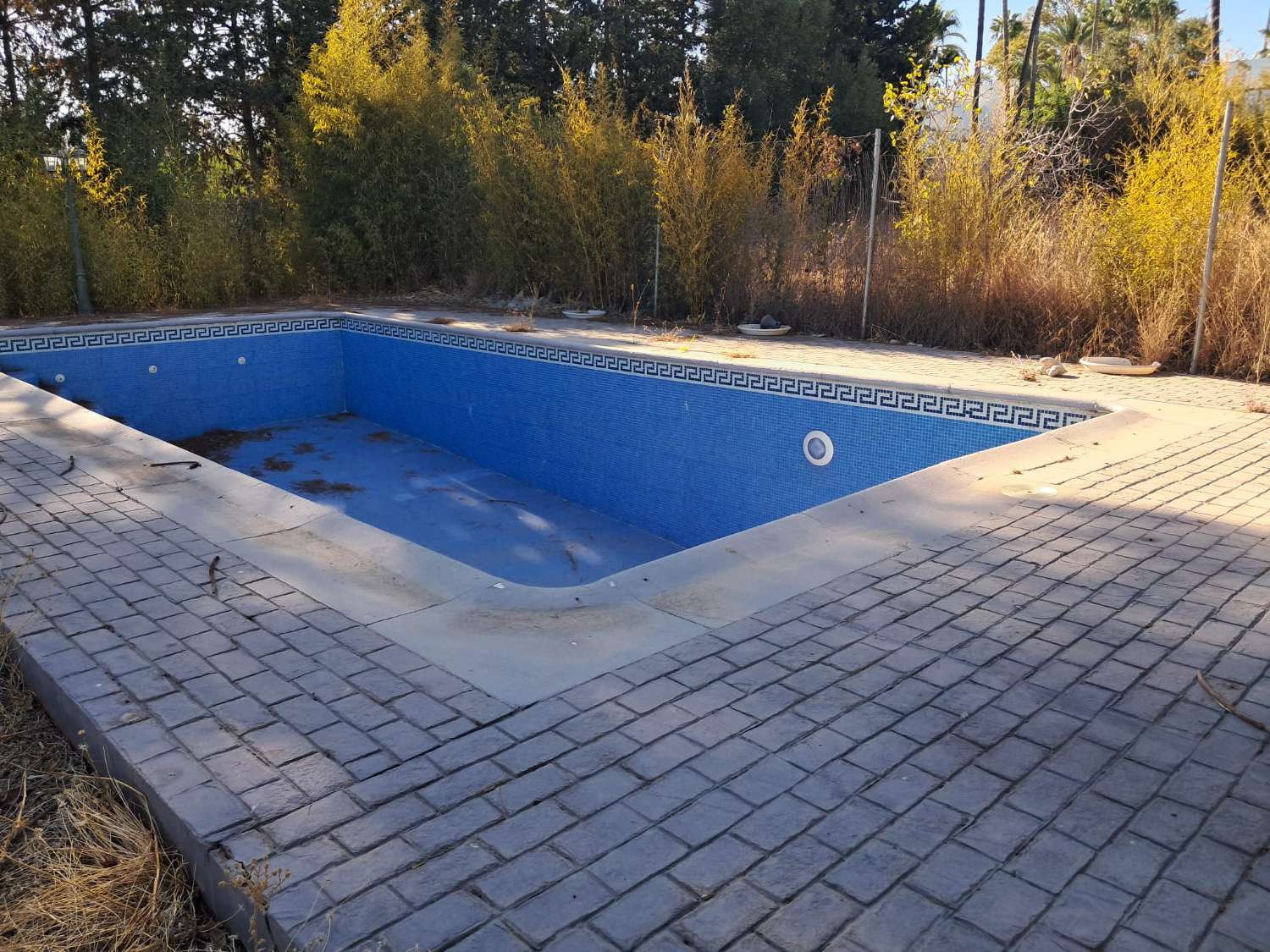 Villa El Paraíso Medio – Nueva Milla de Oro, Estepona Para reformar o reconstruir