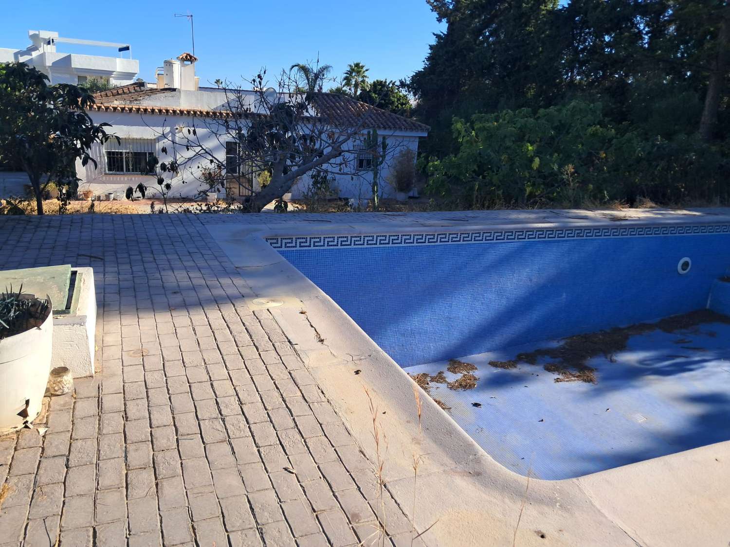 Villa El Paraíso Medio – Nueva Milla de Oro, Estepona Para reformar o reconstruir