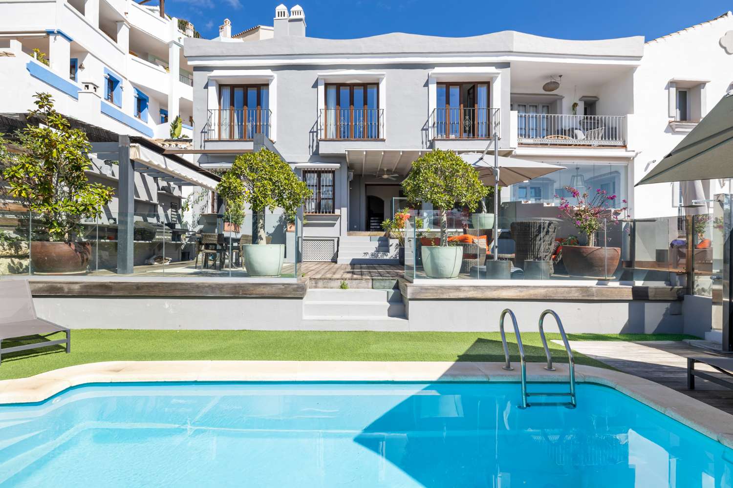 Excepcional casa adosada de 5 dormitorios en La Perla de la Heredia, Benahavís