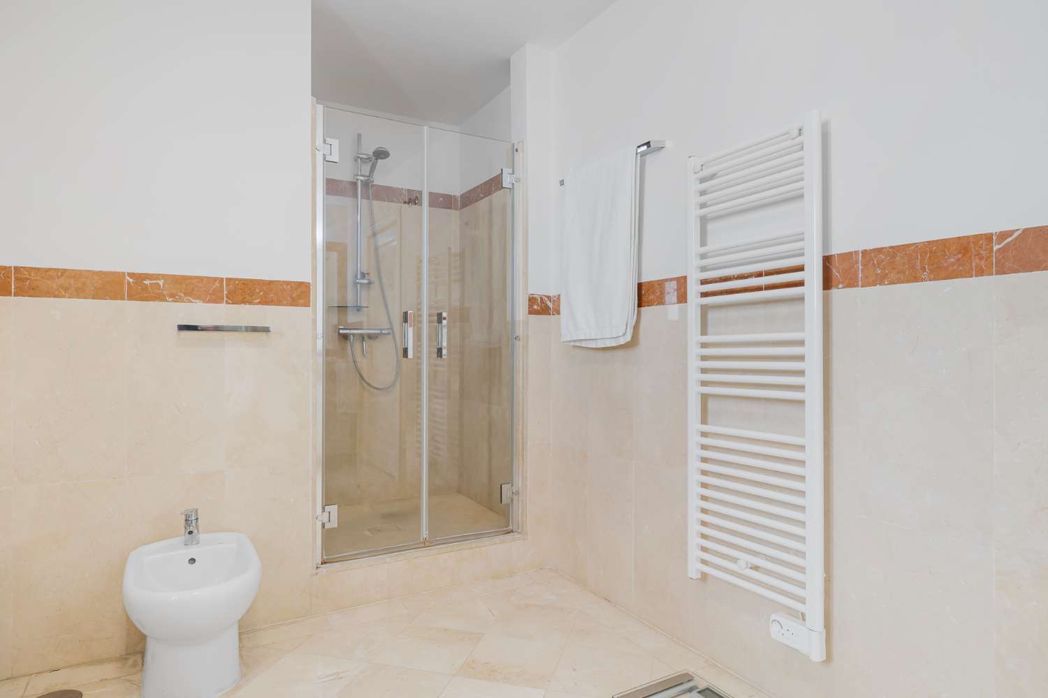 Excepcional casa adosada de 5 dormitorios en La Perla de la Heredia, Benahavís