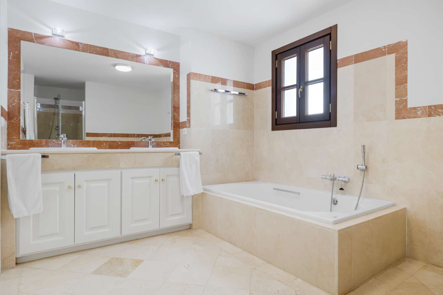 Excepcional casa adosada de 5 dormitorios en La Perla de la Heredia, Benahavís