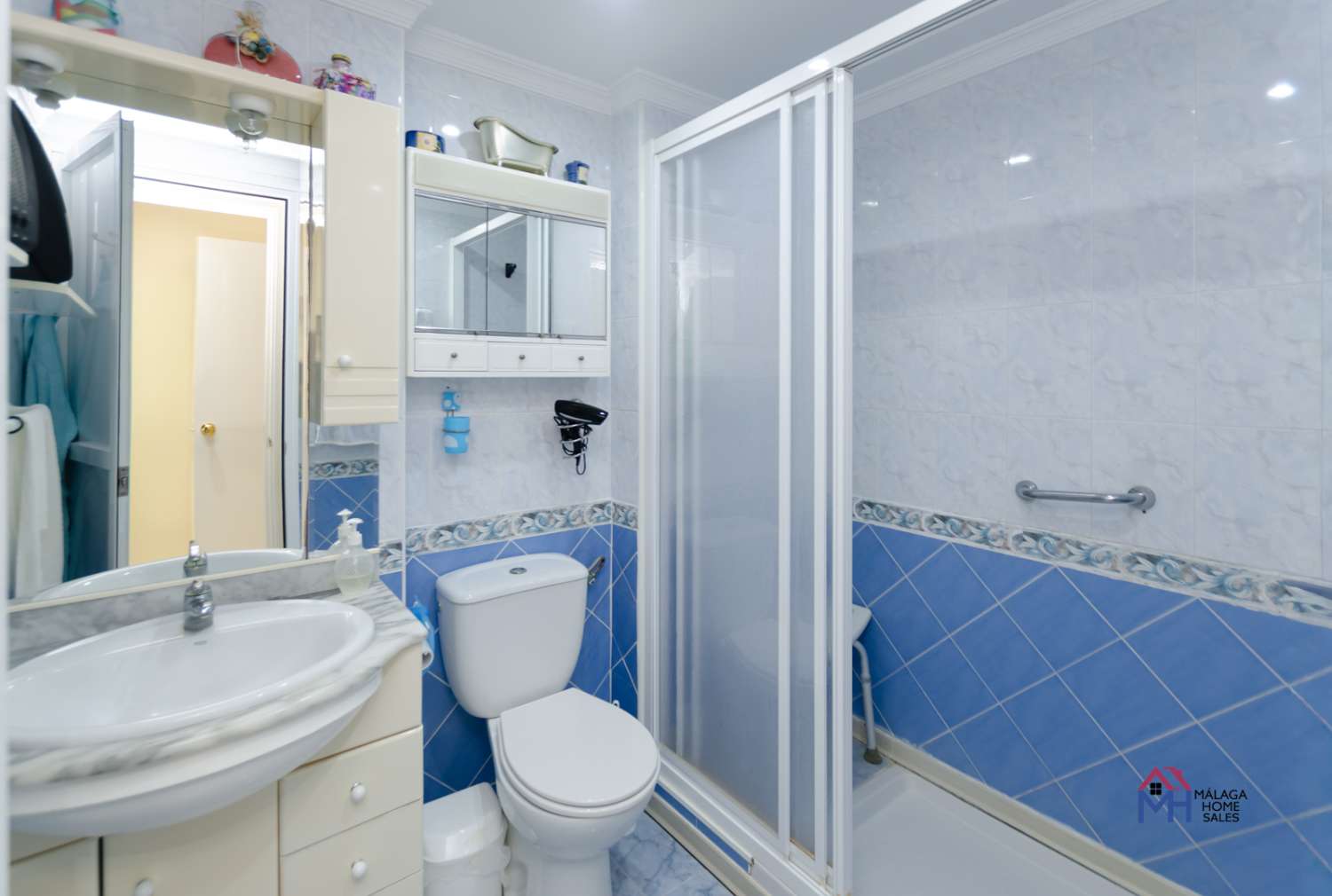 Piso en venta  en recinto privado en Torre del Mar-Málaga.