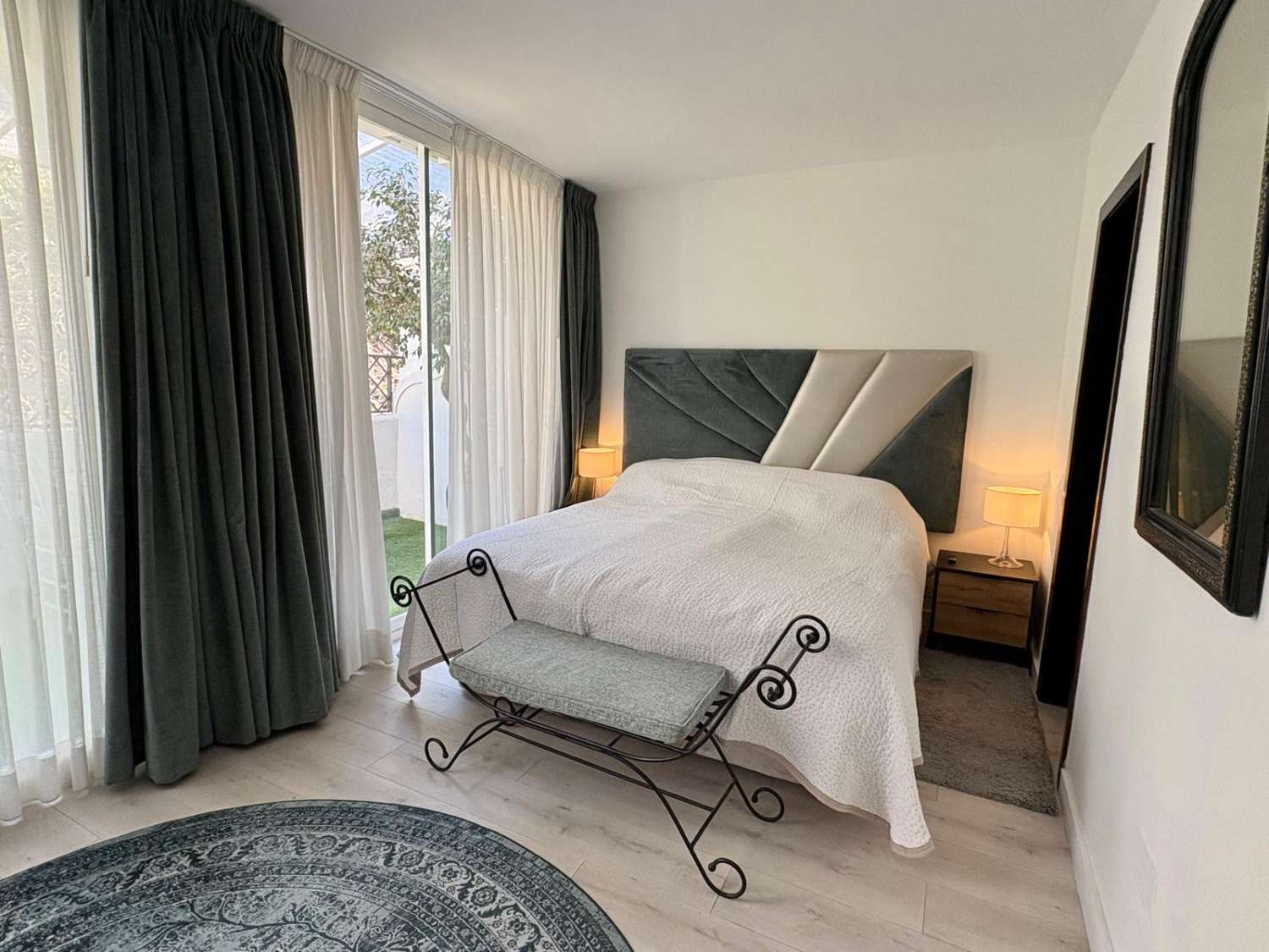 Apartamento de 2 dormitorios totalmente reformado en Los Balcones de la Quinta, Benahavís