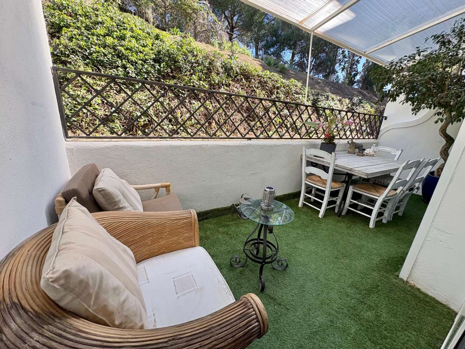 Apartamento de 2 dormitorios totalmente reformado en Los Balcones de la Quinta, Benahavís