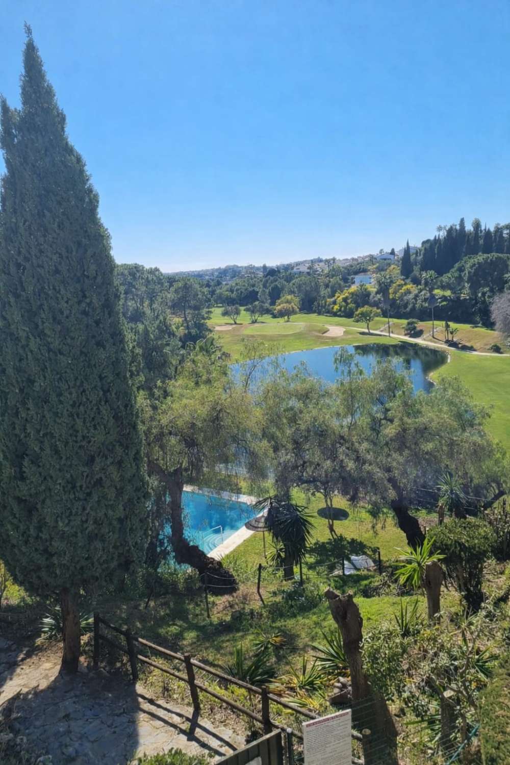 Apartamento de 2 dormitorios totalmente reformado en Los Balcones de la Quinta, Benahavís