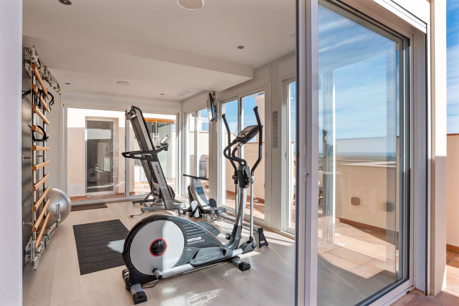 Ático de alta calidad de 4 dormitorios en Altos de los Almendros, Benahavís.