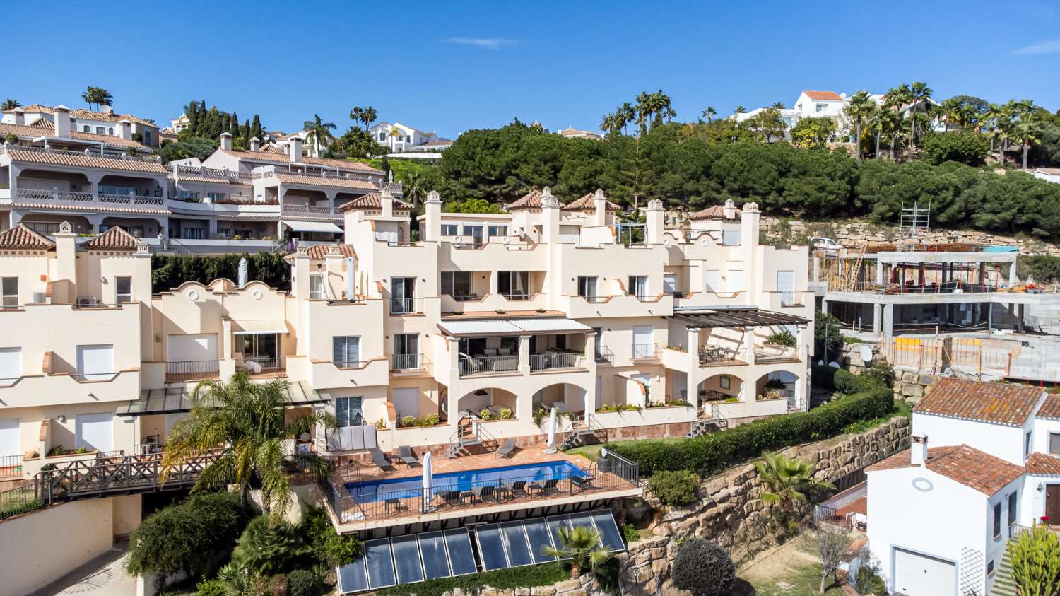 Ático de alta calidad de 4 dormitorios en Altos de los Almendros, Benahavís.