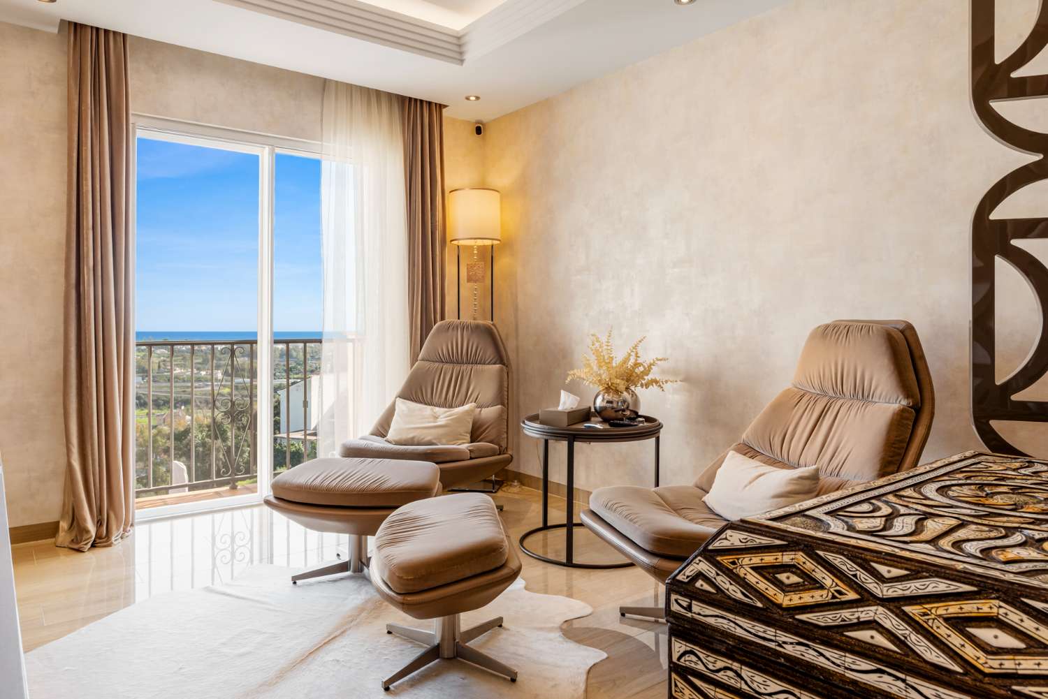 Ático de alta calidad de 4 dormitorios en Altos de los Almendros, Benahavís.