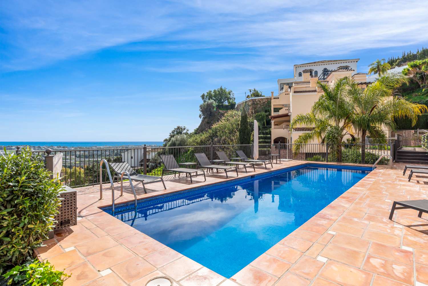 Ático de alta calidad de 4 dormitorios en Altos de los Almendros, Benahavís.