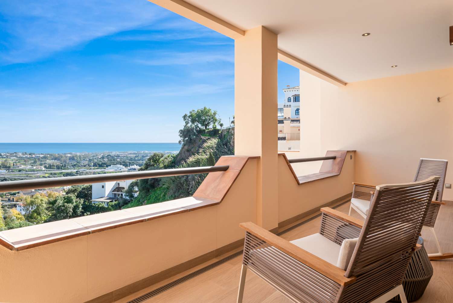 Ático de alta calidad de 4 dormitorios en Altos de los Almendros, Benahavís.