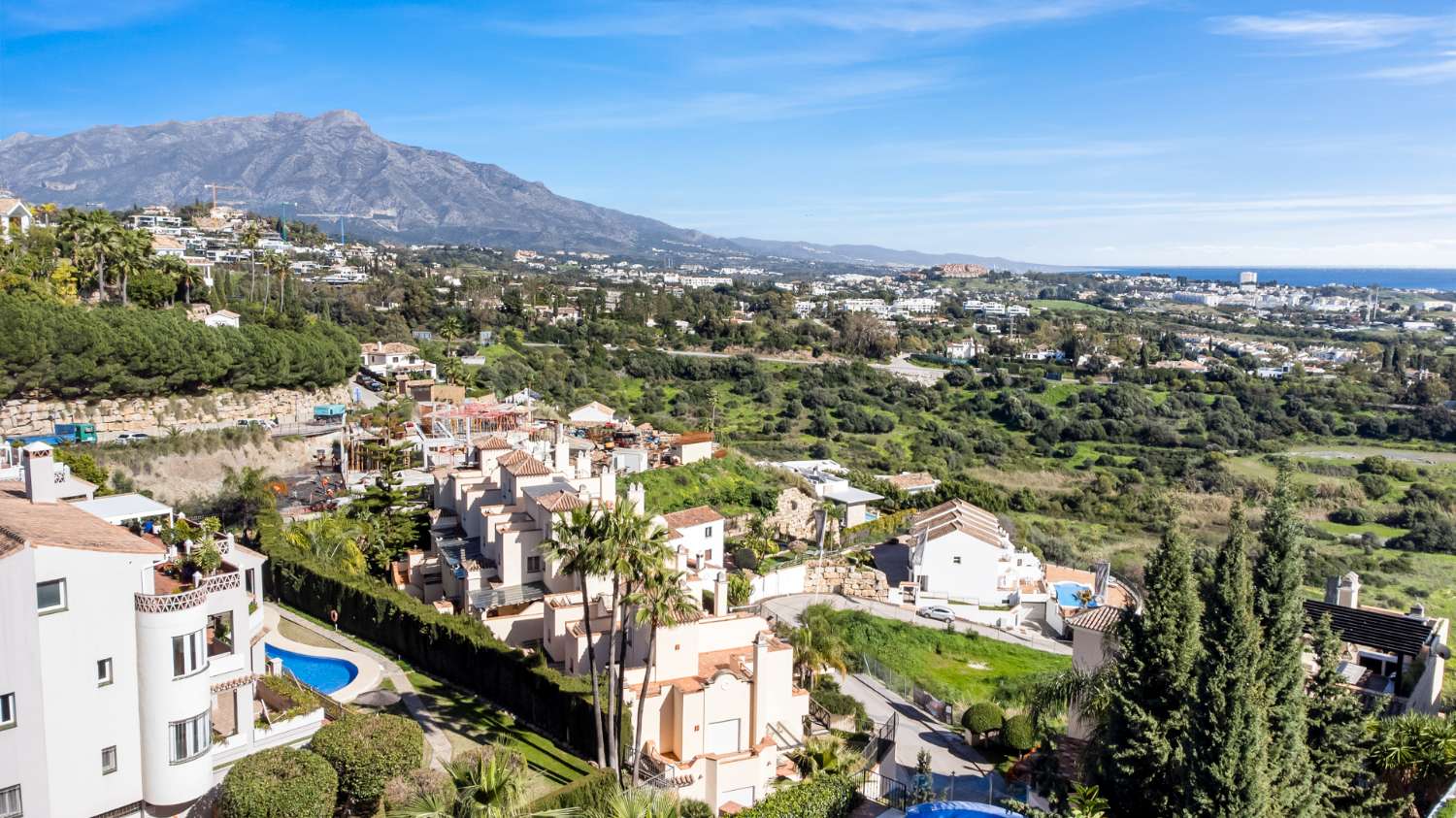 Ático de alta calidad de 4 dormitorios en Altos de los Almendros, Benahavís.