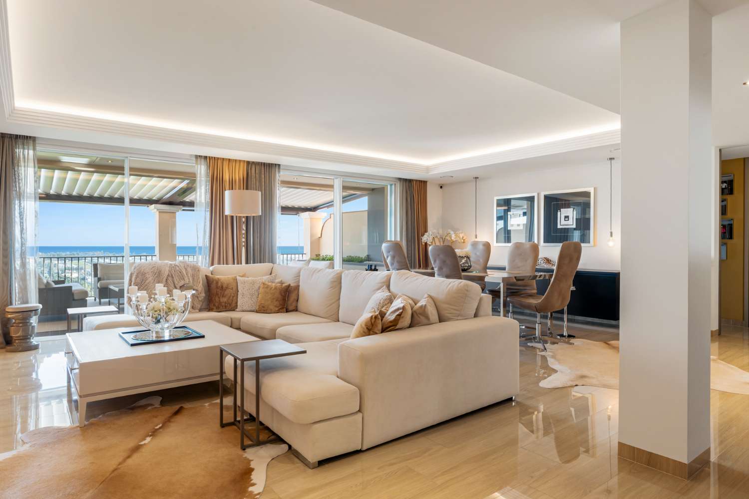 Ático de alta calidad de 4 dormitorios en Altos de los Almendros, Benahavís.