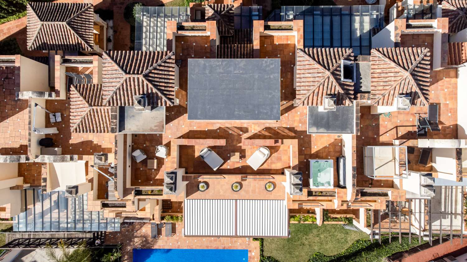 Ático de alta calidad de 4 dormitorios en Altos de los Almendros, Benahavís.
