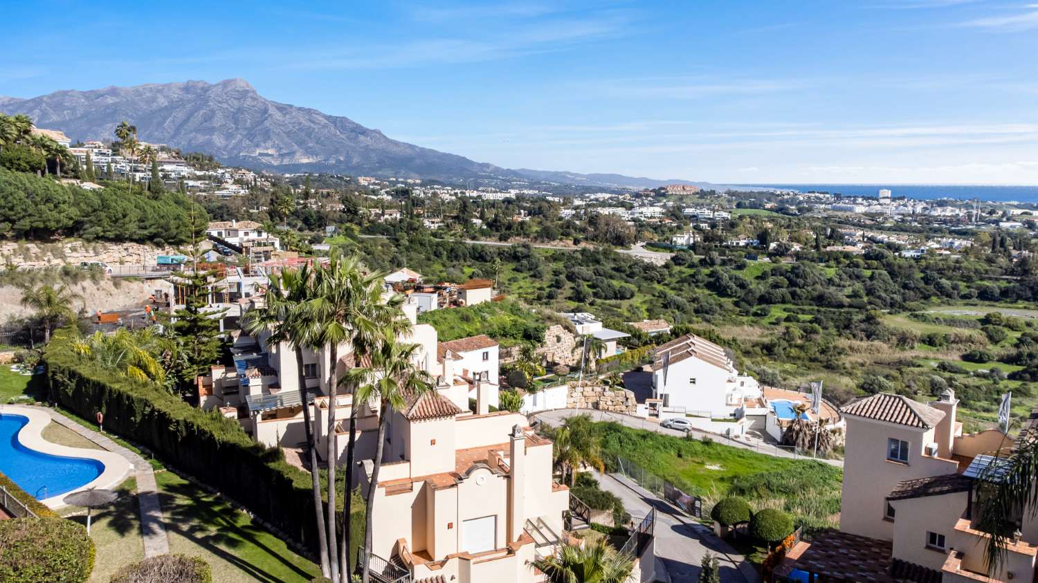 Ático de alta calidad de 4 dormitorios en Altos de los Almendros, Benahavís.
