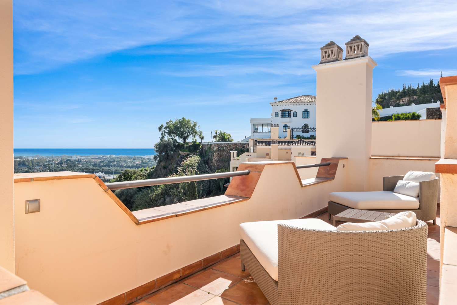 Ático de alta calidad de 4 dormitorios en Altos de los Almendros, Benahavís.