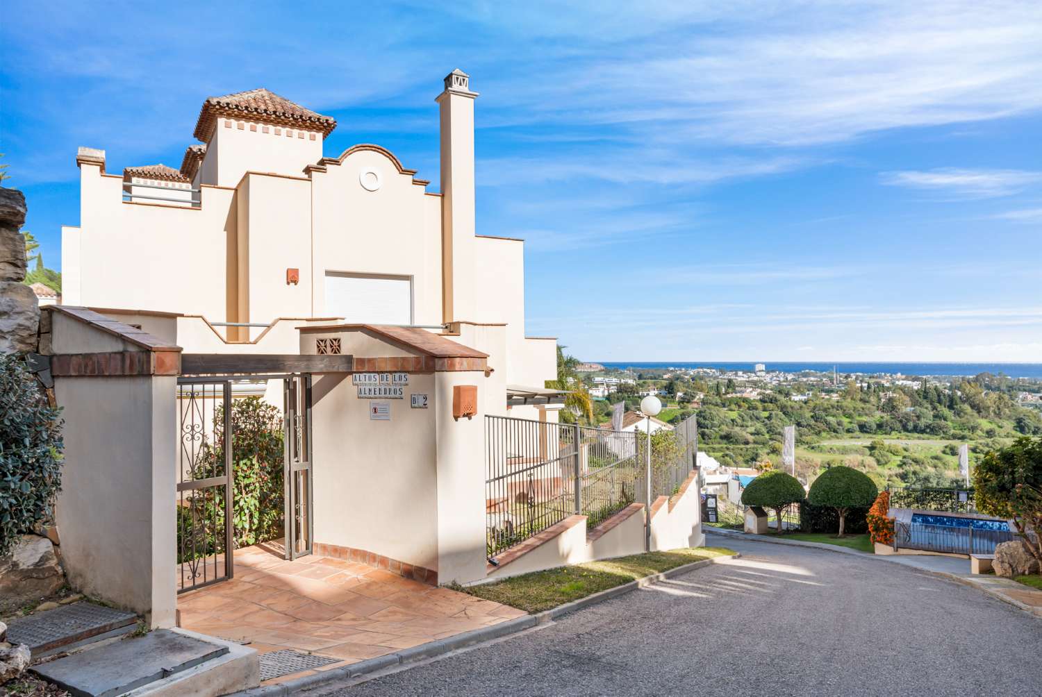Ático de alta calidad de 4 dormitorios en Altos de los Almendros, Benahavís.
