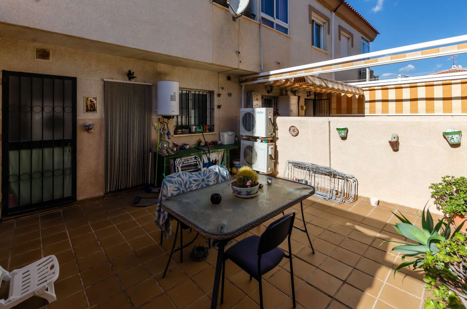 Magnífico chalet adosado con gran terraza, sótano, 2 plazas de garaje y piscinas comunitarias en Alhaurín de la Torre