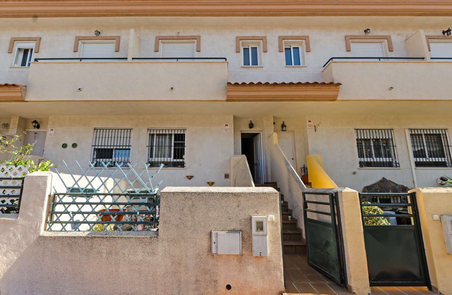 Magnífico chalet adosado con gran terraza, sótano, 2 plazas de garaje y piscinas comunitarias en Alhaurín de la Torre