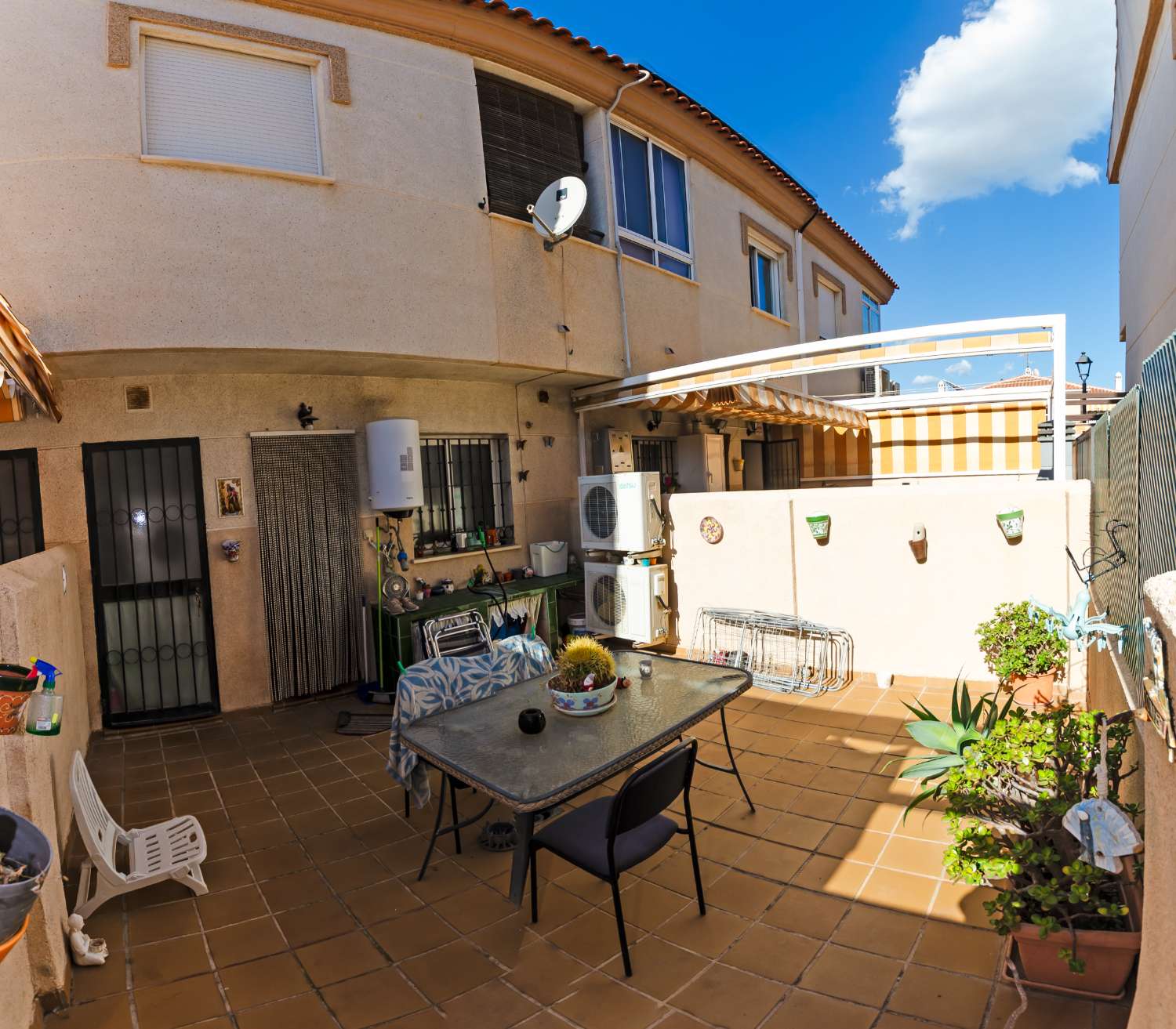 Magnífico chalet adosado con gran terraza, sótano, 2 plazas de garaje y piscinas comunitarias en Alhaurín de la Torre