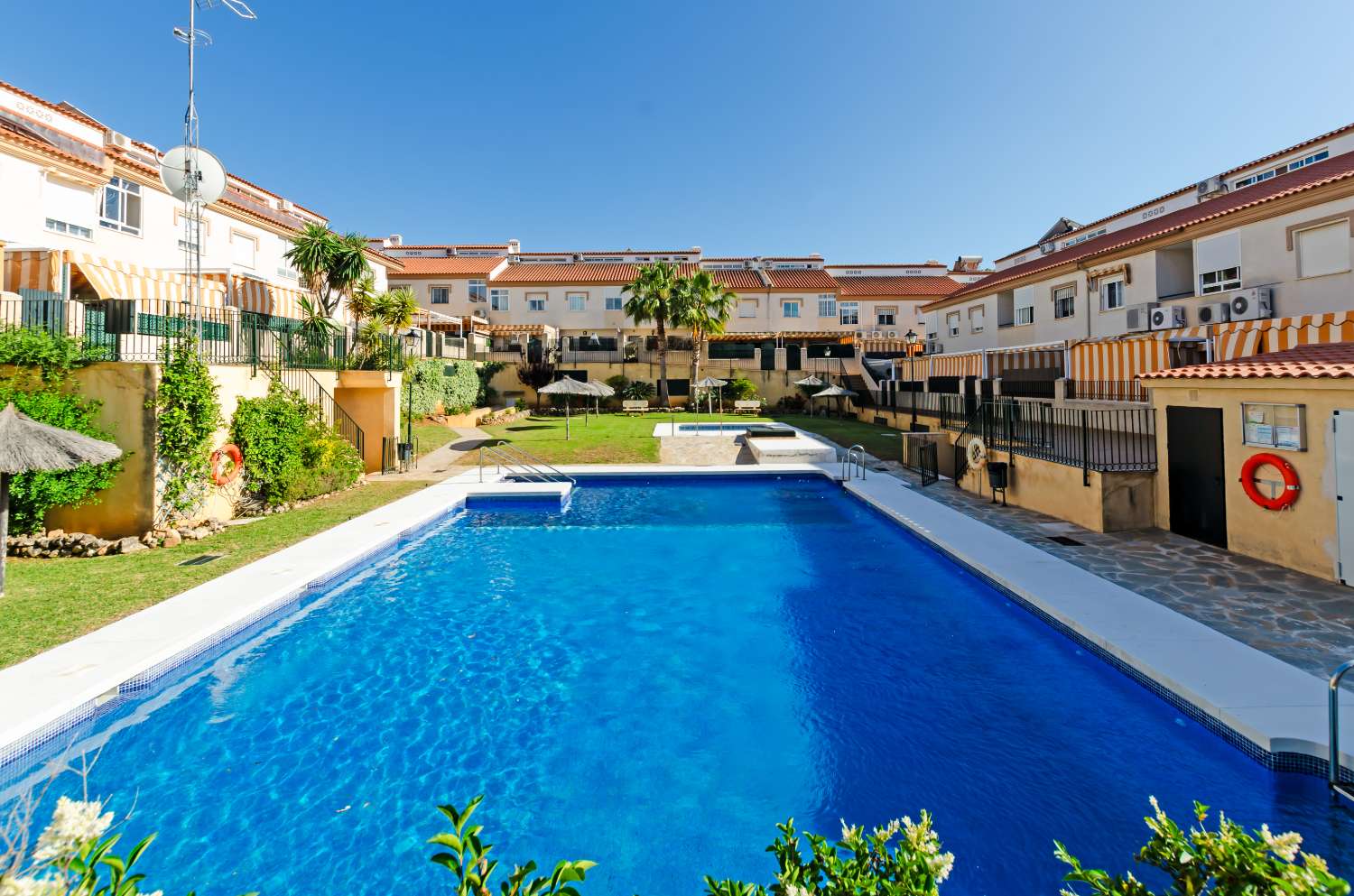 Magnífico chalet adosado con gran terraza, sótano, 2 plazas de garaje y piscinas comunitarias en Alhaurín de la Torre