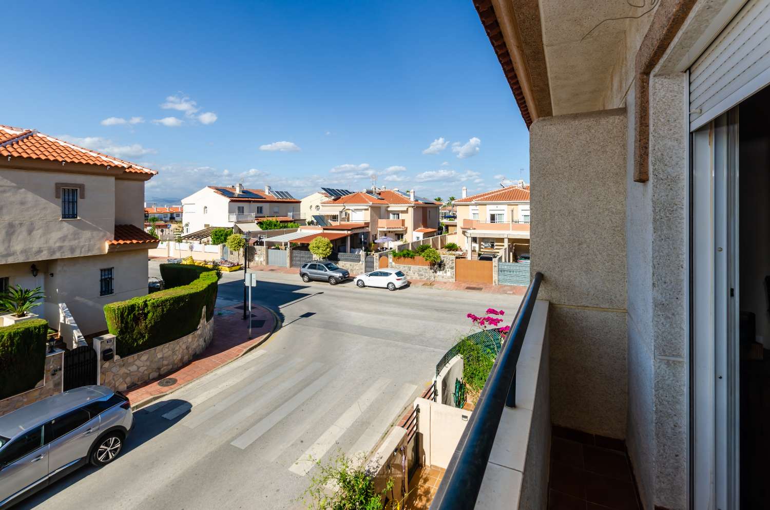 Magnífico chalet adosado con gran terraza, sótano, 2 plazas de garaje y piscinas comunitarias en Alhaurín de la Torre