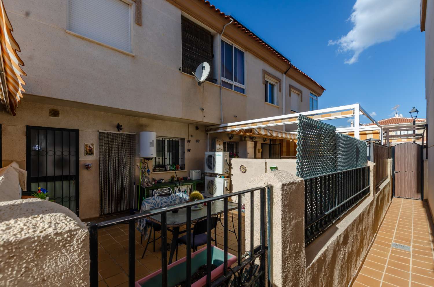 Magnífico chalet adosado con gran terraza, sótano, 2 plazas de garaje y piscinas comunitarias en Alhaurín de la Torre