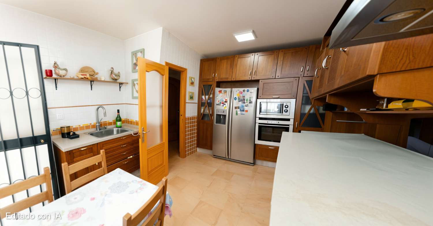 Magnífico chalet adosado con gran terraza, sótano, 2 plazas de garaje y piscinas comunitarias en Alhaurín de la Torre