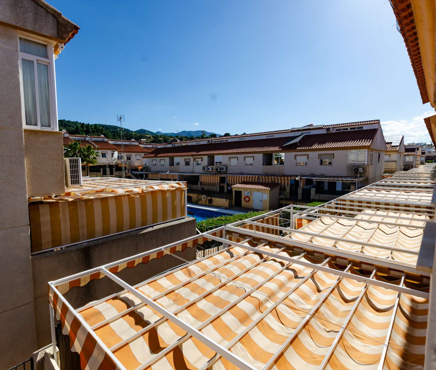 Magnífico chalet adosado con gran terraza, sótano, 2 plazas de garaje y piscinas comunitarias en Alhaurín de la Torre