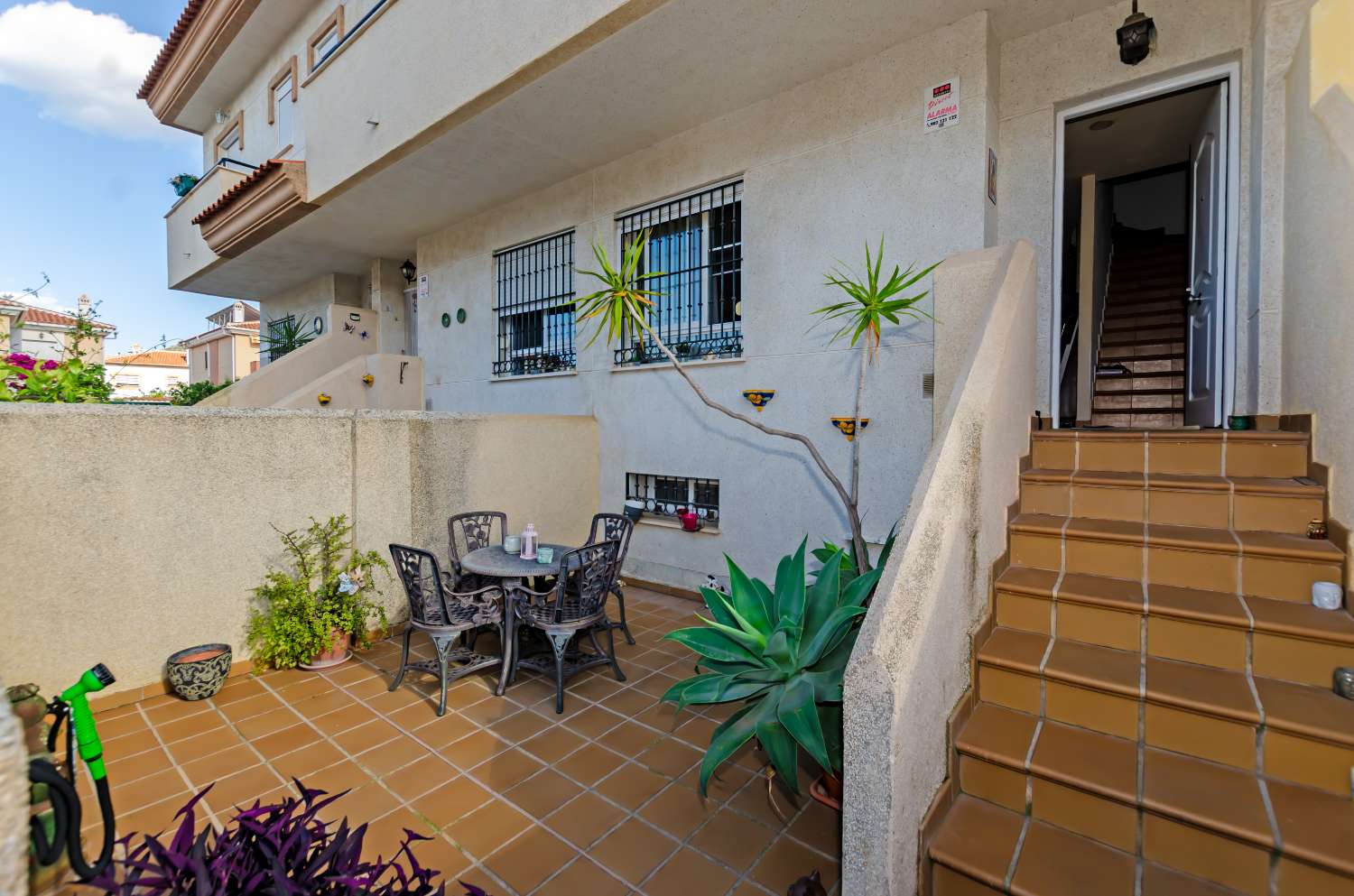 Magnífico chalet adosado con gran terraza, sótano, 2 plazas de garaje y piscinas comunitarias en Alhaurín de la Torre