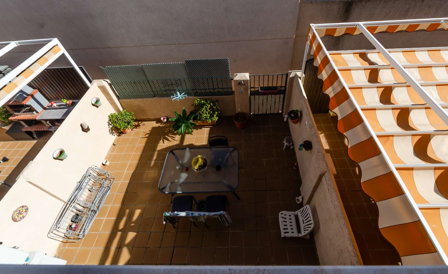 Magnífico chalet adosado con gran terraza, sótano, 2 plazas de garaje y piscinas comunitarias en Alhaurín de la Torre