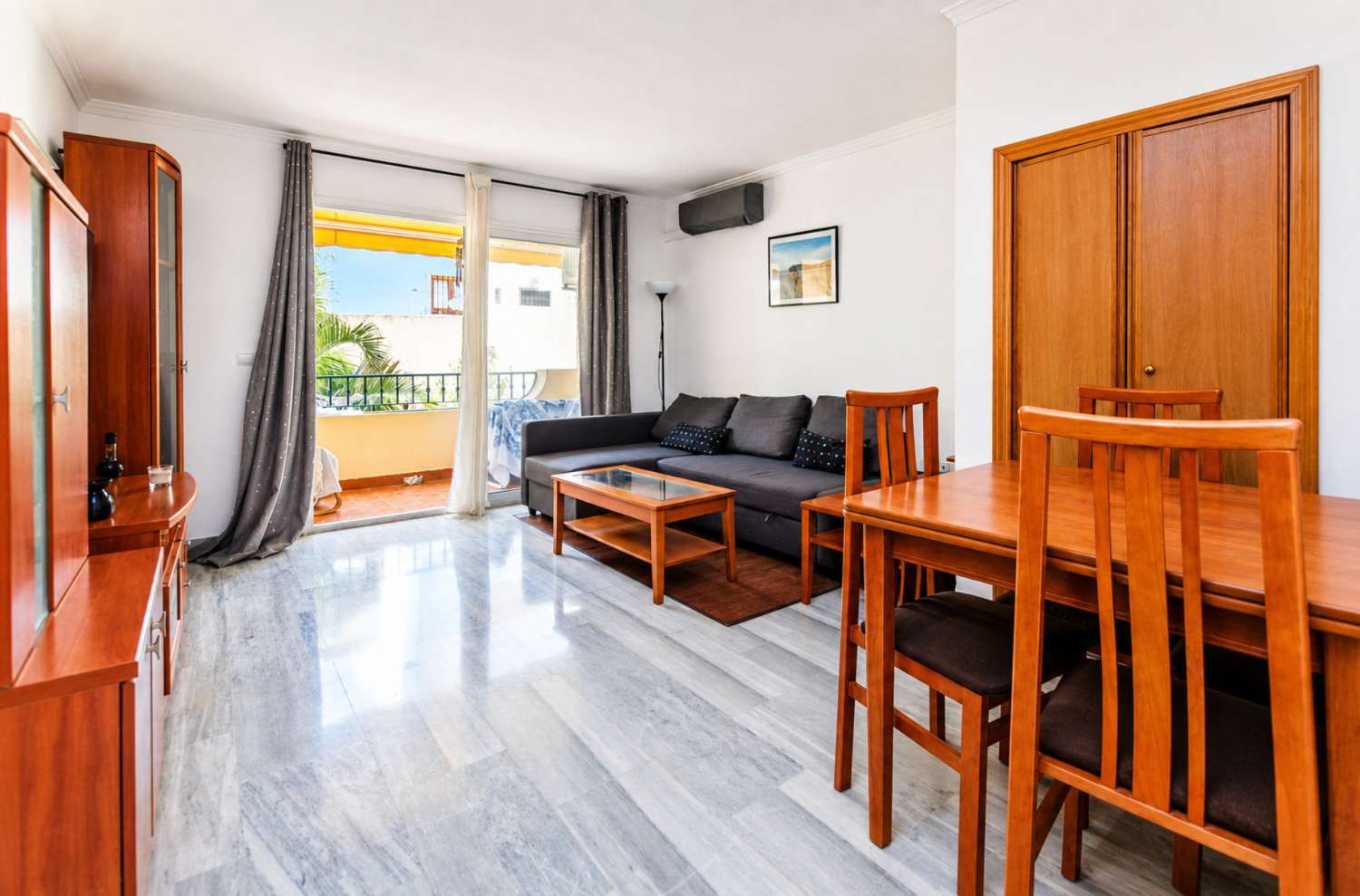 Exklusive Maisonette-Wohnung mit Terrasse und Garage, nur 400 Meter vom Strand La Carihuela in Torremolinos entfernt.