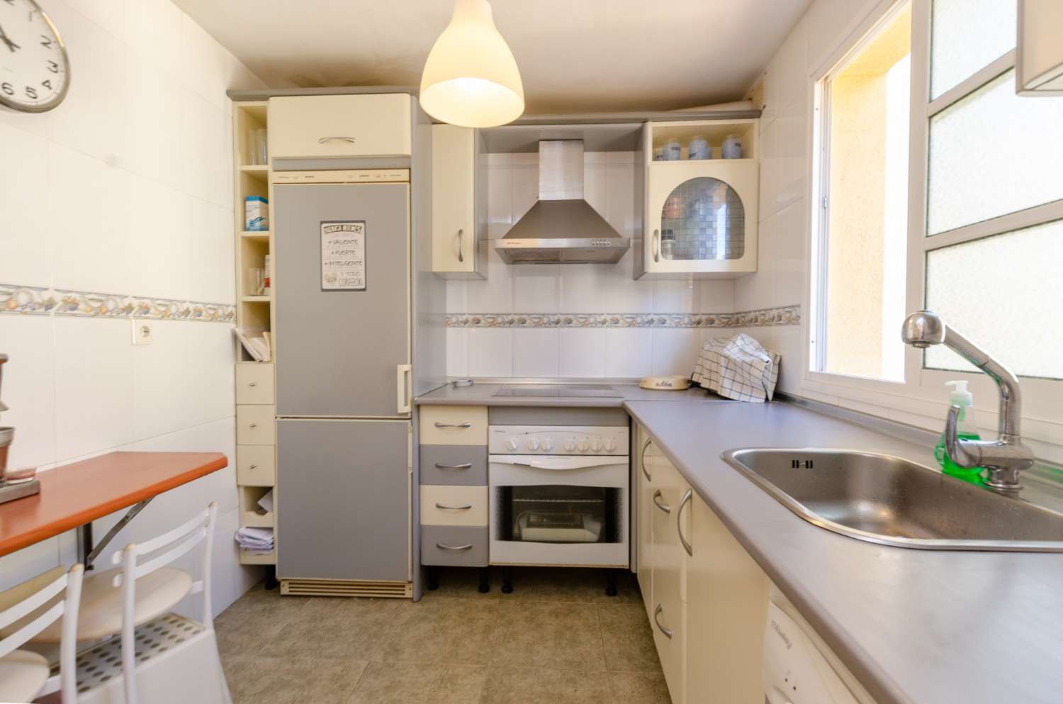 Exclusivo apartamento dúplex con terraza y garaje a solo 400 metros de la playa de La Carihuela, Torremolinos.