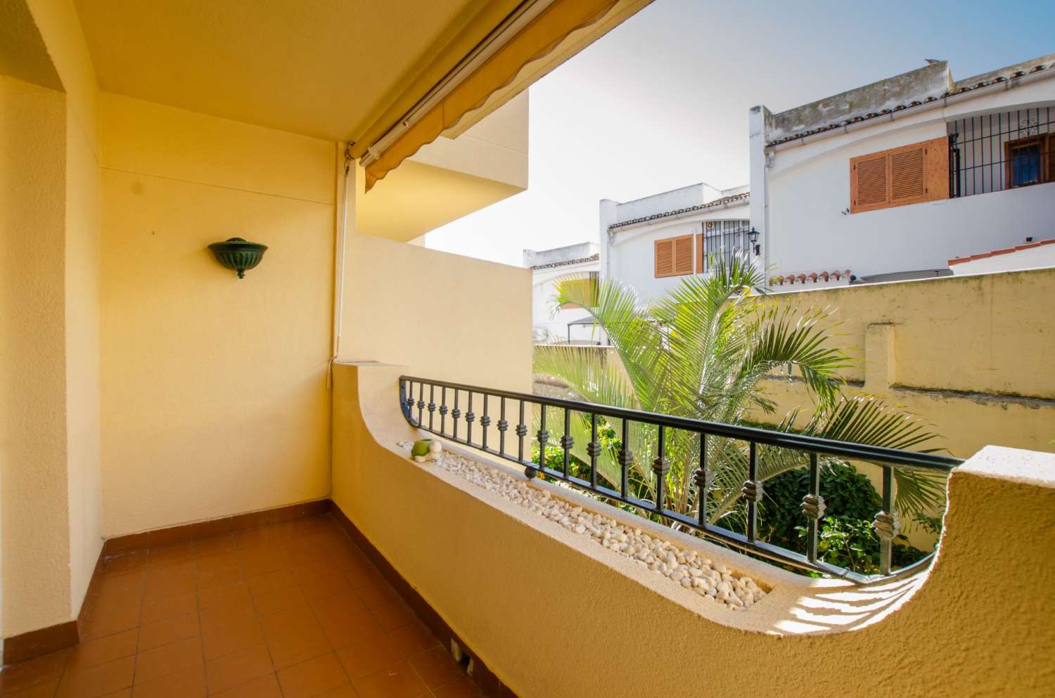 Exclusivo apartamento dúplex con terraza y garaje a solo 400 metros de la playa de La Carihuela, Torremolinos.