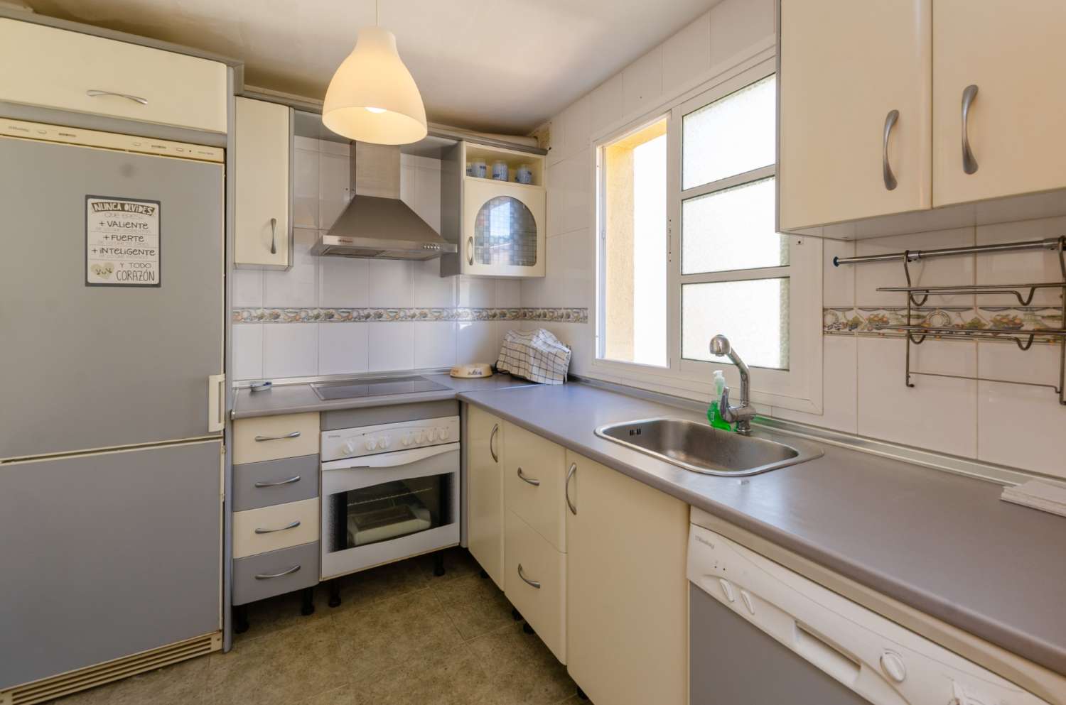 Exclusivo apartamento dúplex con terraza y garaje a solo 400 metros de la playa de La Carihuela, Torremolinos.