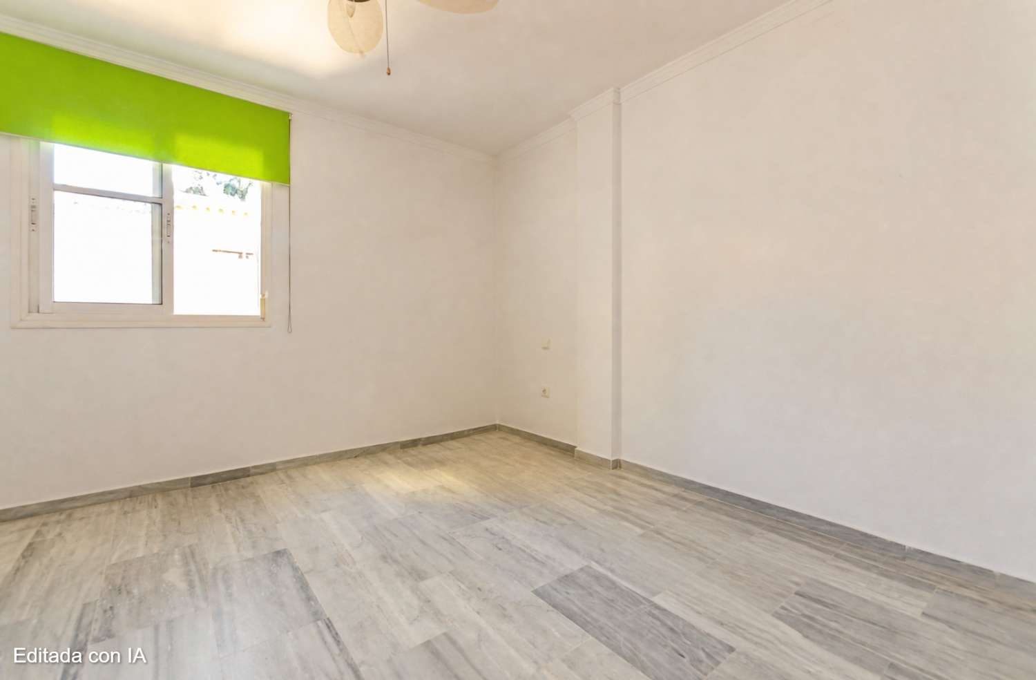 Exclusivo apartamento dúplex con terraza y garaje a solo 400 metros de la playa de La Carihuela, Torremolinos.