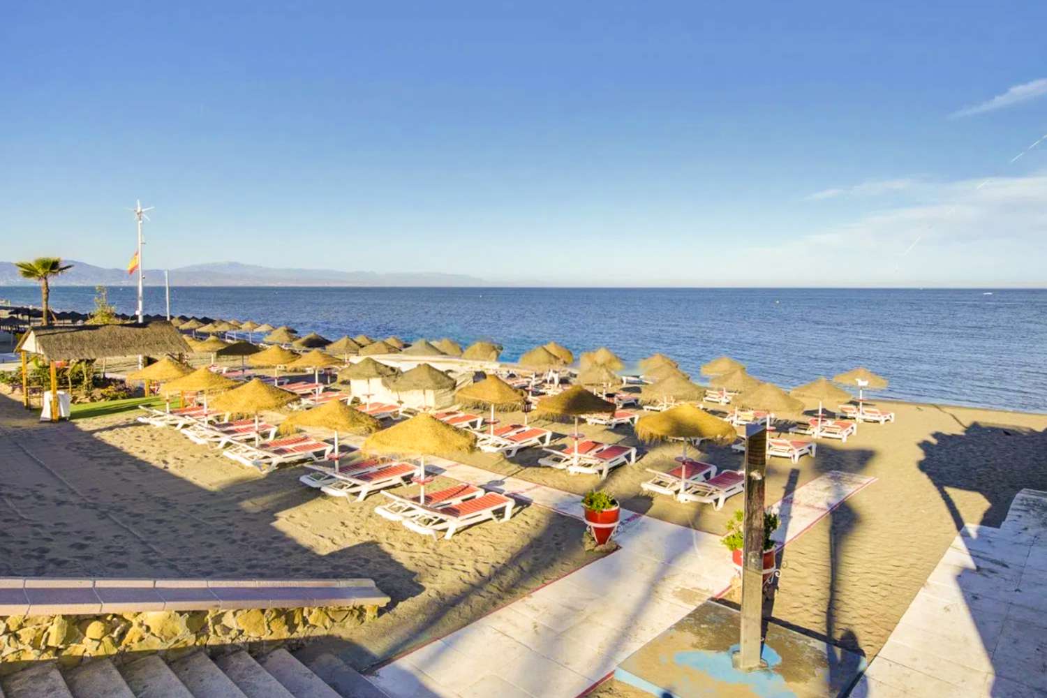 Exclusivo apartamento dúplex con terraza y garaje a solo 400 metros de la playa de La Carihuela, Torremolinos.