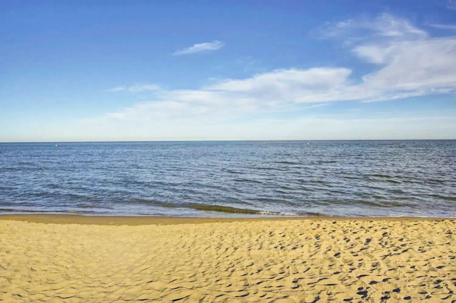 Exclusivo apartamento dúplex con terraza y garaje a solo 400 metros de la playa de La Carihuela, Torremolinos.