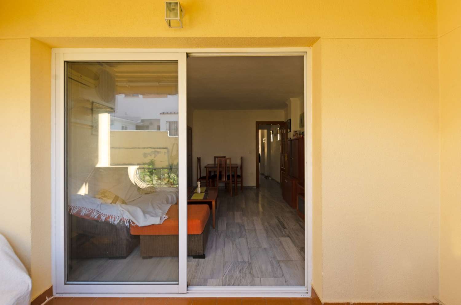 Exclusivo apartamento dúplex con terraza y garaje a solo 400 metros de la playa de La Carihuela, Torremolinos.