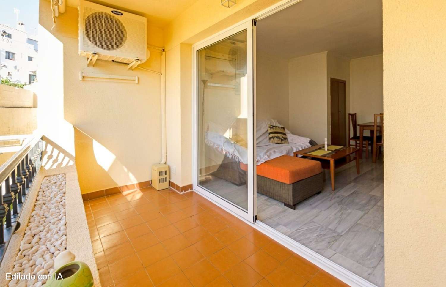 Exclusivo apartamento dúplex con terraza y garaje a solo 400 metros de la playa de La Carihuela, Torremolinos.