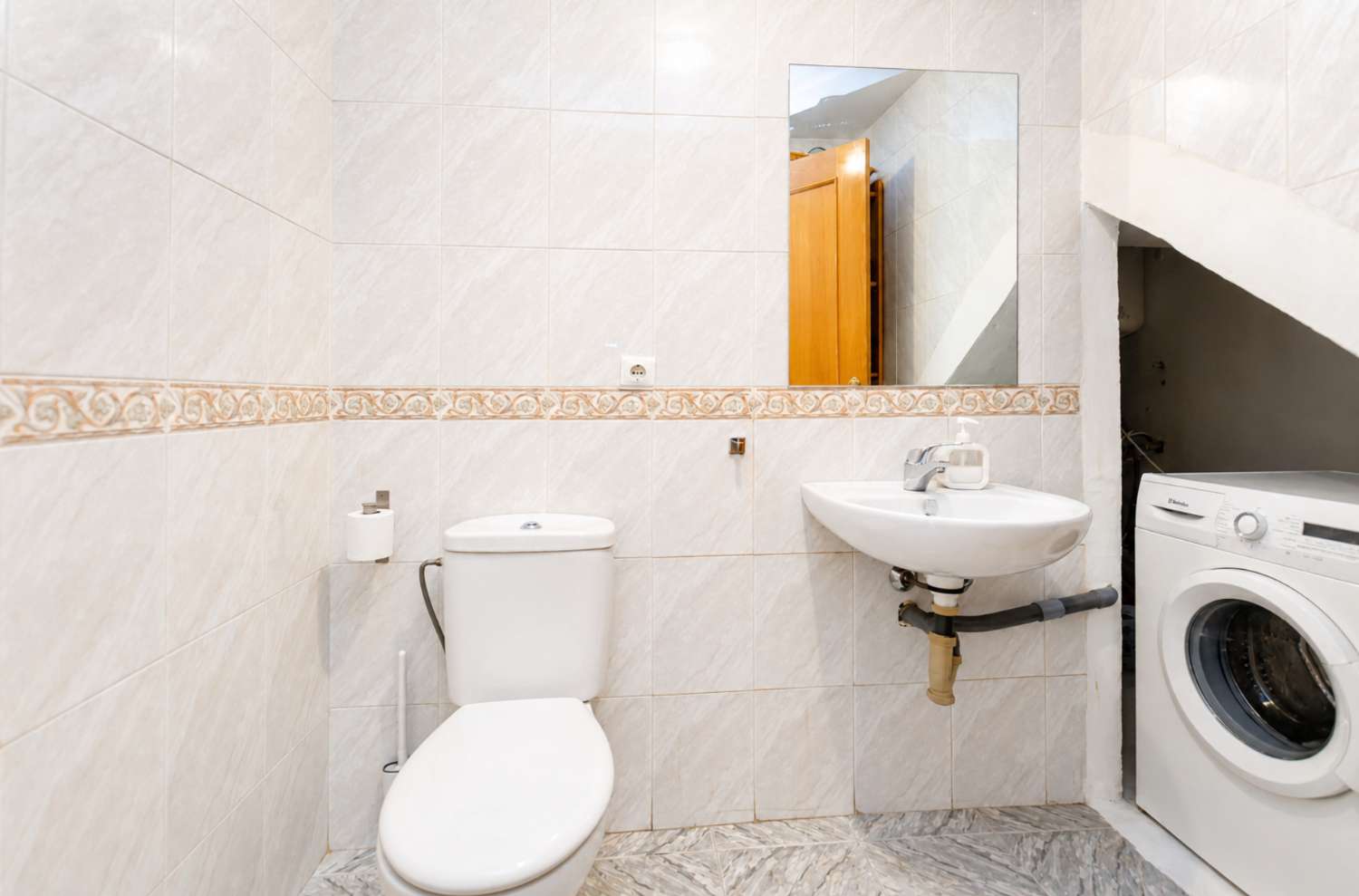 Exklusive Maisonette-Wohnung mit Terrasse und Garage, nur 400 Meter vom Strand La Carihuela in Torremolinos entfernt.