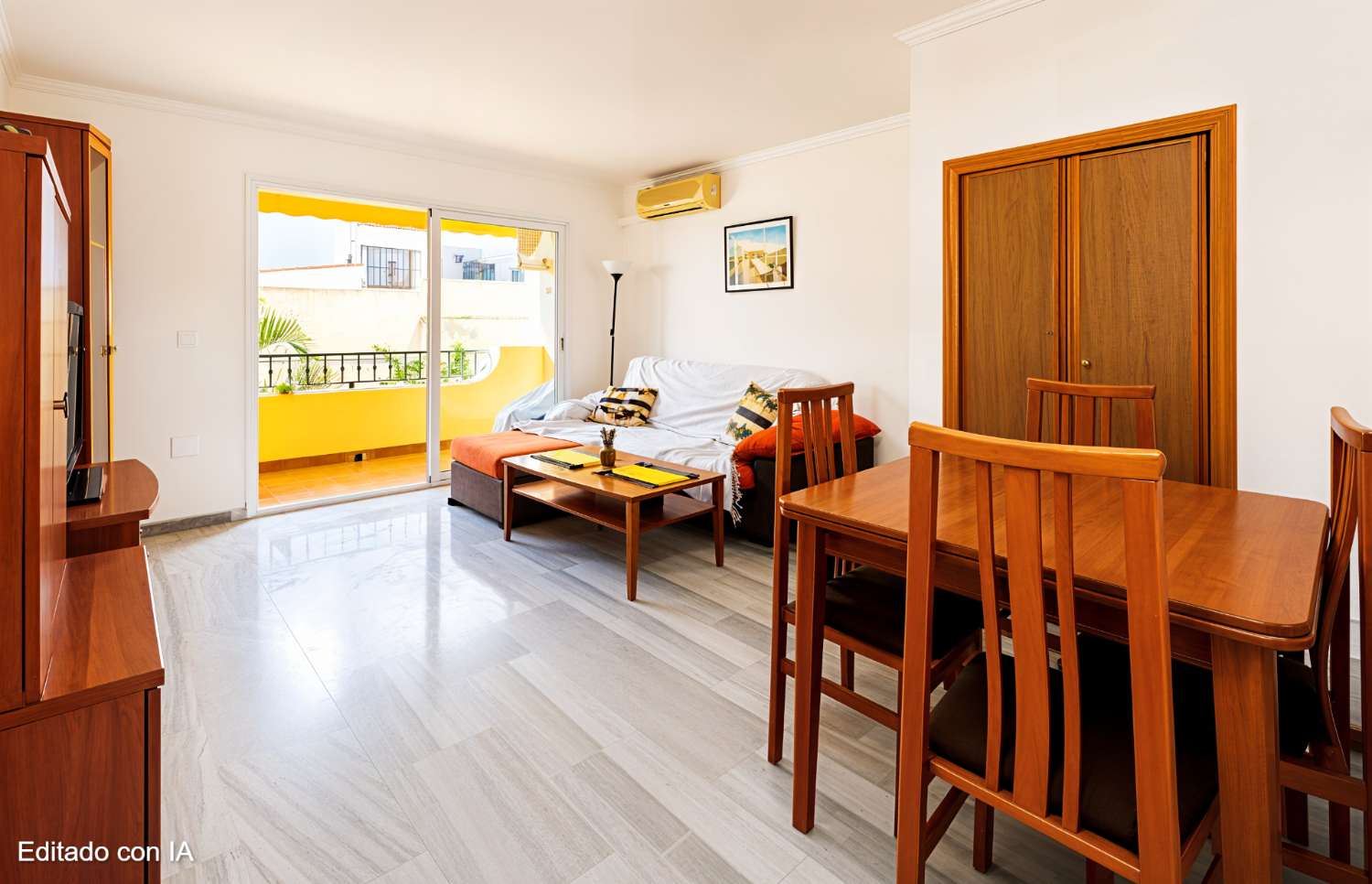 Exclusivo apartamento dúplex con terraza y garaje a solo 400 metros de la playa de La Carihuela, Torremolinos.
