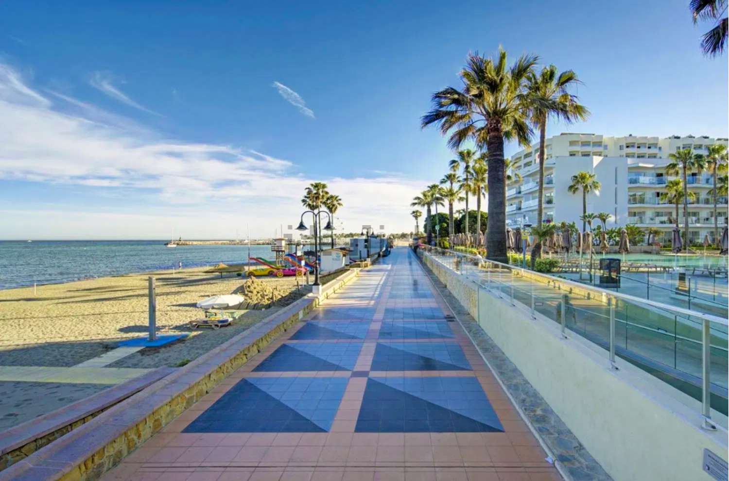 Exclusivo apartamento dúplex con terraza y garaje a solo 400 metros de la playa de La Carihuela, Torremolinos.