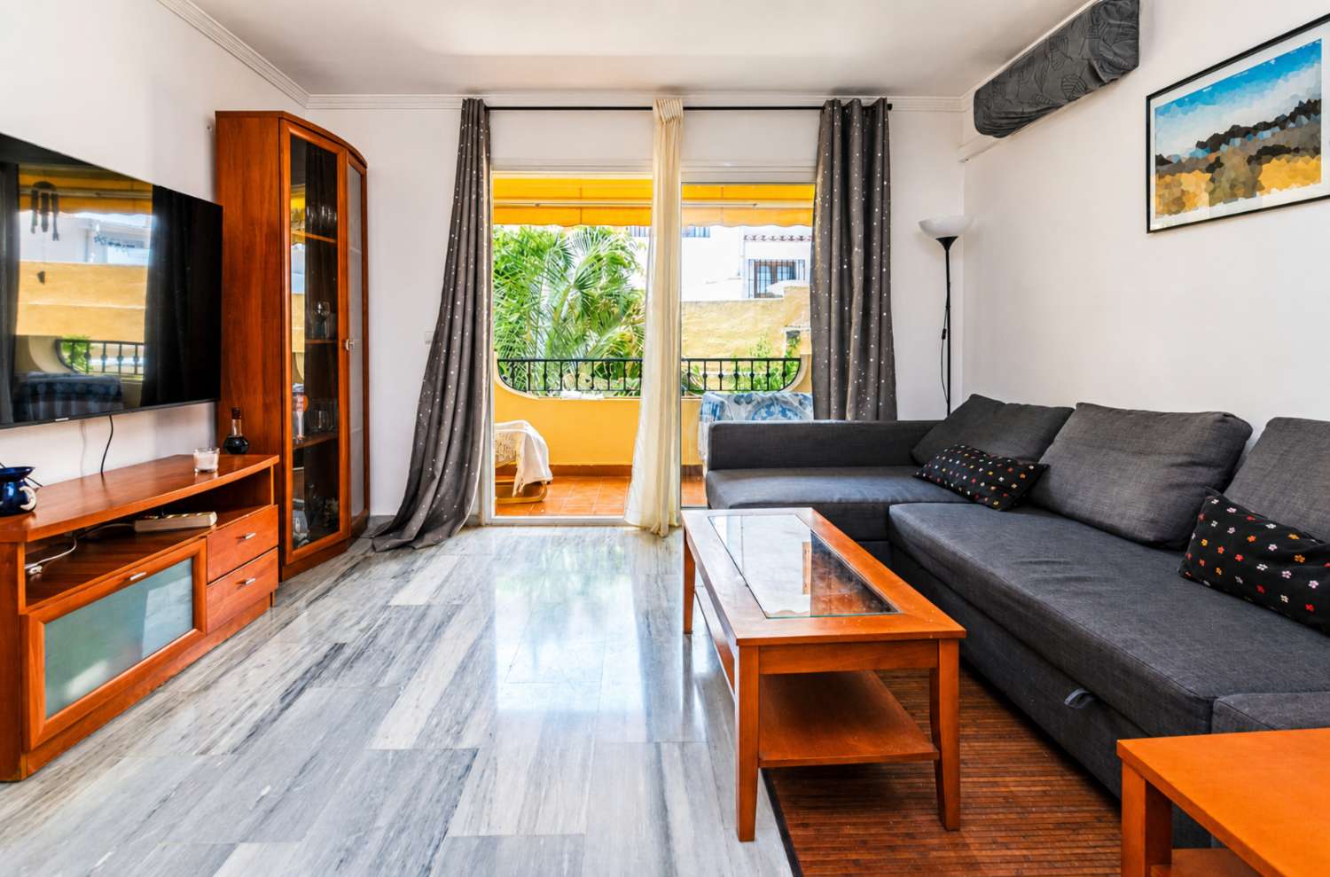 Exklusive Maisonette-Wohnung mit Terrasse und Garage, nur 400 Meter vom Strand La Carihuela in Torremolinos entfernt.