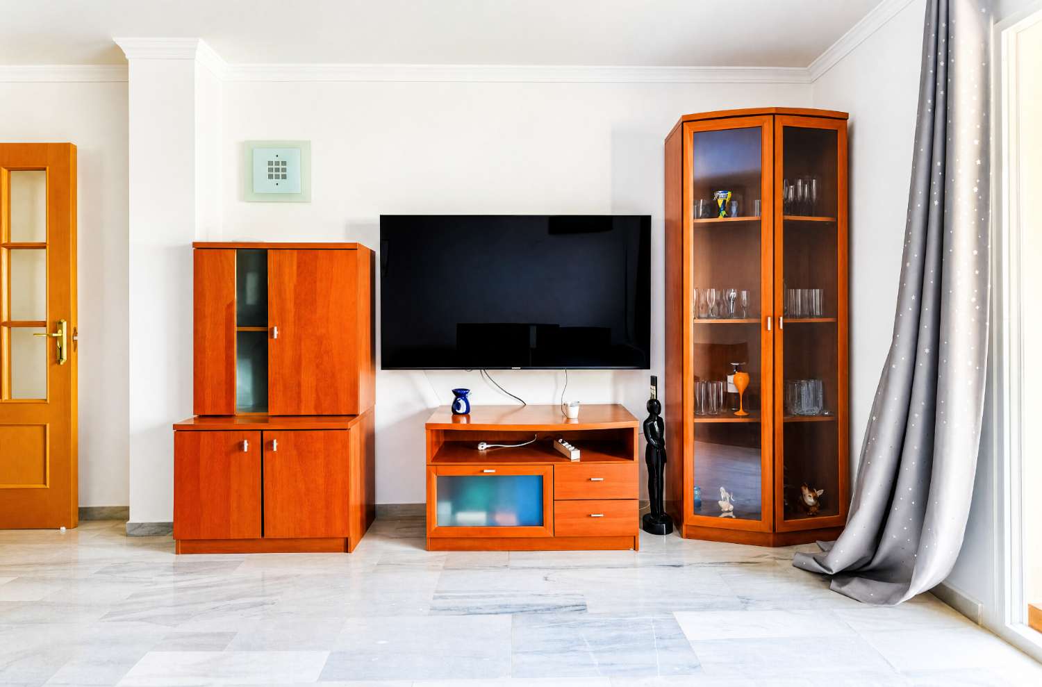 Exklusive Maisonette-Wohnung mit Terrasse und Garage, nur 400 Meter vom Strand La Carihuela in Torremolinos entfernt.