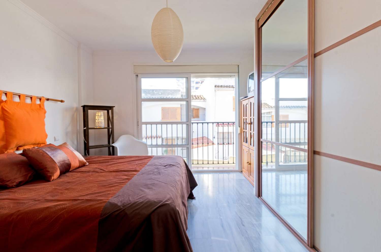 Exclusivo apartamento dúplex con terraza y garaje a solo 400 metros de la playa de La Carihuela, Torremolinos.