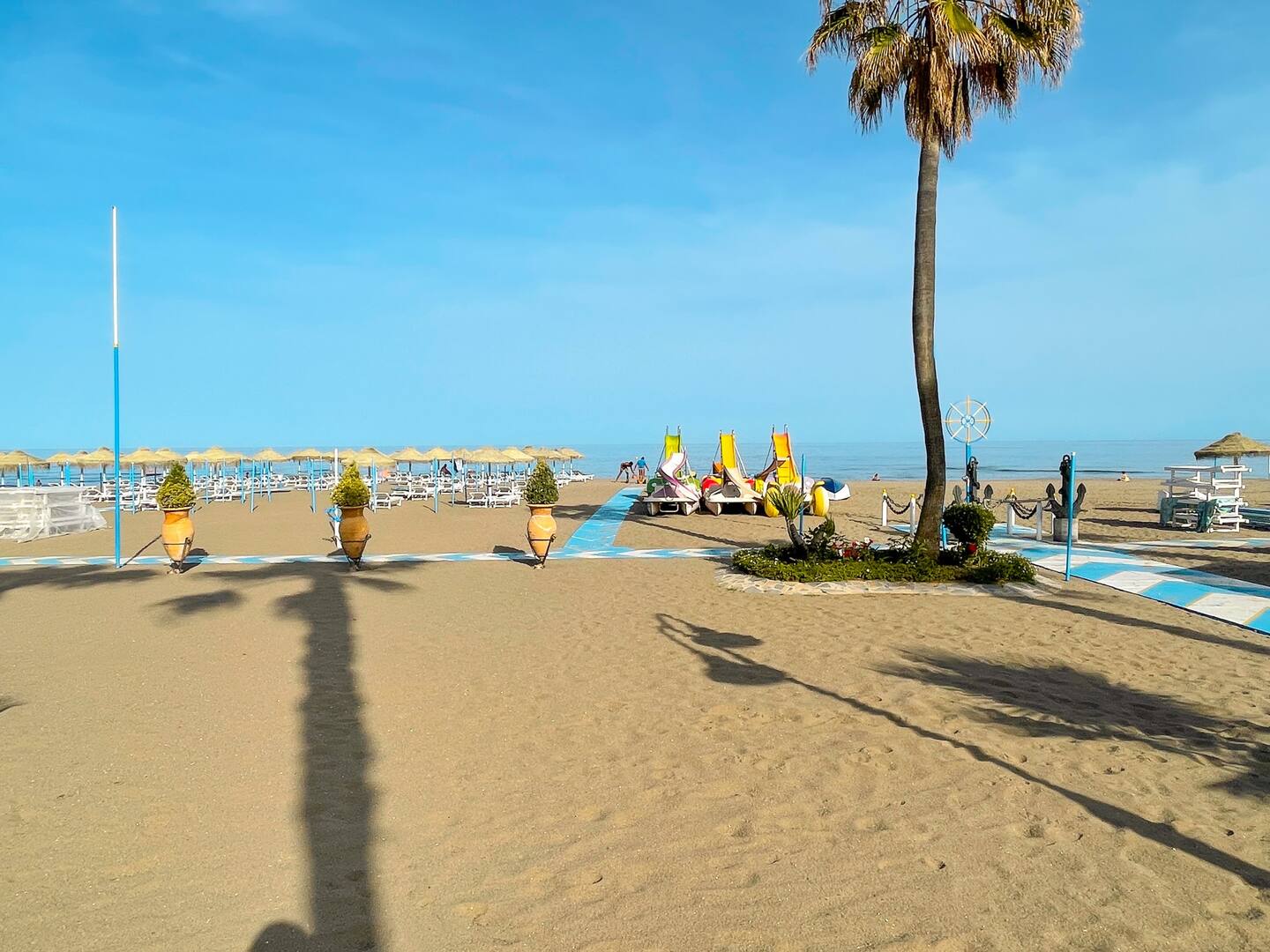 Exclusivo apartamento dúplex con terraza y garaje a solo 400 metros de la playa de La Carihuela, Torremolinos.