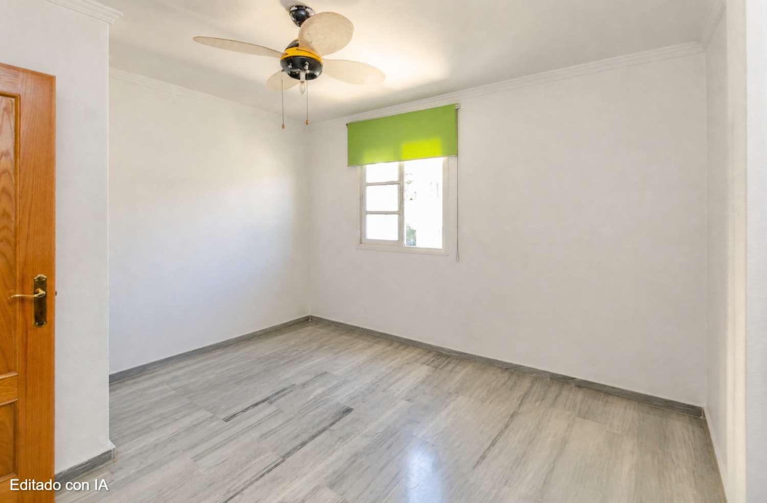 Exclusivo apartamento dúplex con terraza y garaje a solo 400 metros de la playa de La Carihuela, Torremolinos.